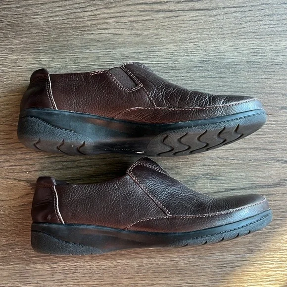 Clarks slip on shoe. Like new, size 8.5 - Picture 2 of 5